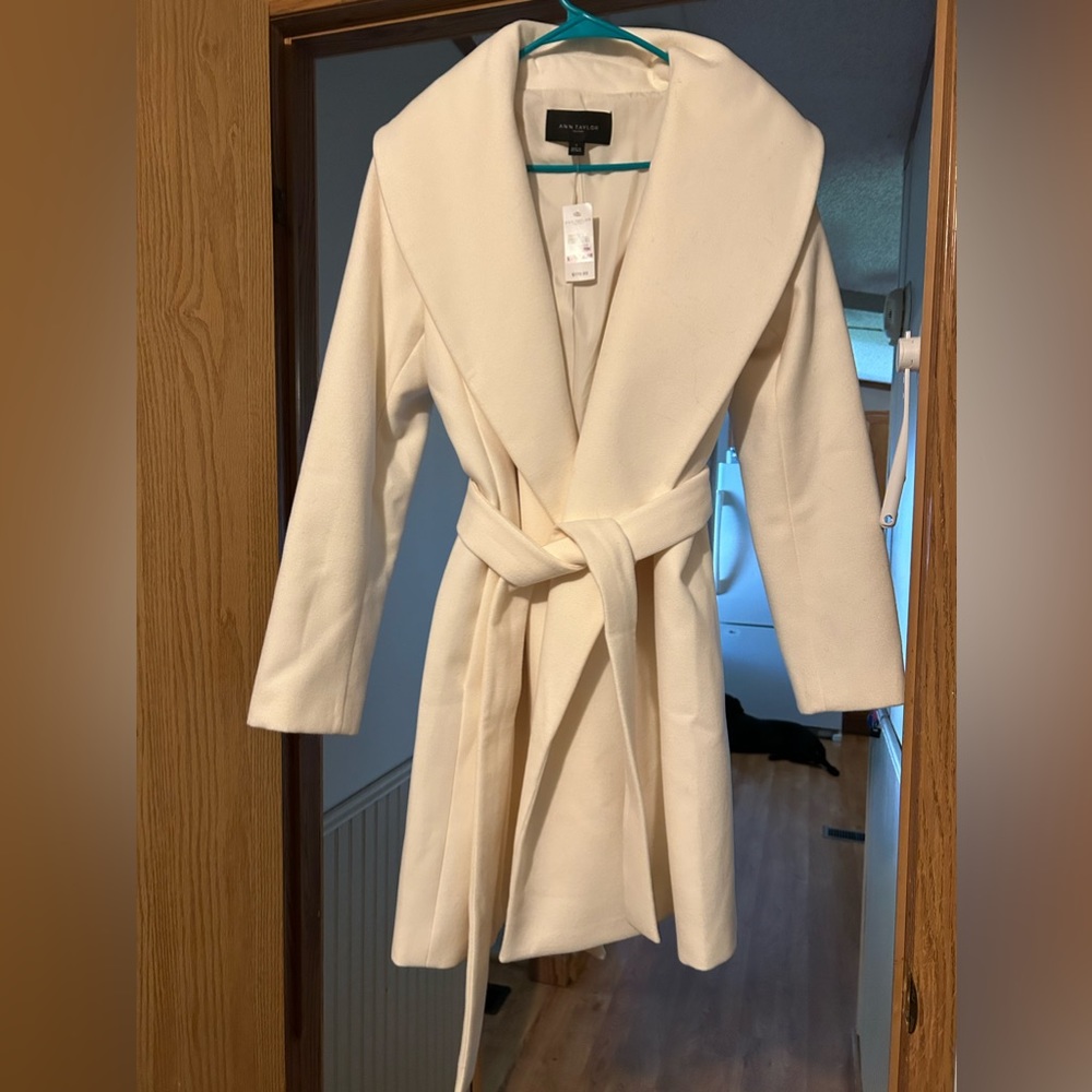 Never been worn Ann Taylor Coat Size small